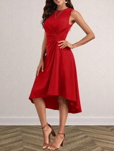 Detail des roten ärmellosen High-Low-Kleides mit eleganter Taillenraffung und Saum