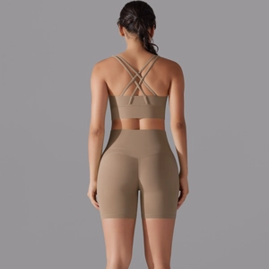 Dettaglio del reggiseno sportivo con incrocio e pantaloncini yoga a vita alta