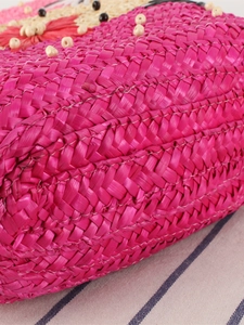 Sac bohème en paille tressée rose avec broderie étoile de mer et perles en bois blanc