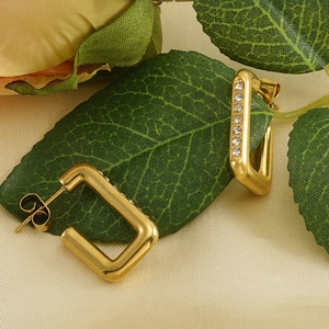 Quadratische 18k vergoldete Edelstahl-Ohrringe mit Diamanten auf grünen Blättern