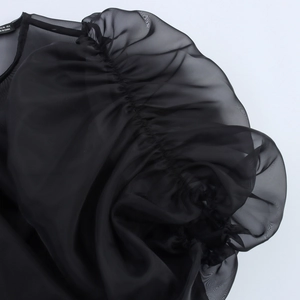 Blouse élégante en organza noir de style français avec manches bouffantes et tulle