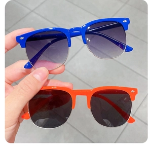 Detail von modischen Halbrand-Kindersonnenbrillen in Blau und Orange für Kinder