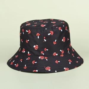 Détail du motif champignon sur bob noir en tissu polyester résistant et brillant