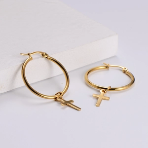 Boucles d'oreilles créoles plaquées or 18k en acier inoxydable avec pendentifs en croix