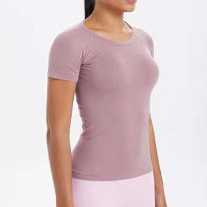 Dettaglio della trama in mesh traspirante e cuciture strutturate del top da yoga rosa