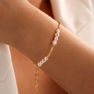 Elegant S925 silver bracelet featuring natural freshwater pearls and golden metal chain link