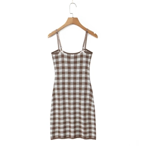 Braunes und weißes kariertes Strick-Camisole-Kleid mit minimalistischer Passform