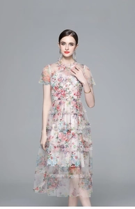 Détail de la robe à fleurs en tulle avec col à volants et jupe à plusieurs niveaux
