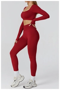 Détail du legging de yoga sans couture taille haute et crop top à manches longues bordeaux