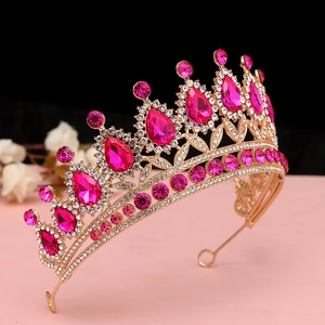 Dettaglio della corona barocca con cristalli rosa e lavorazione in metallo dorato