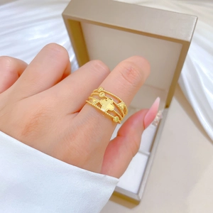 Anello minimalista dorato con quadrifoglio a più strati indossato sulla mano