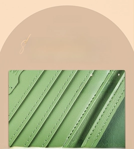 Dettaglio del portafoglio in pelle verde menta con fessure per carte di credito e cuciture