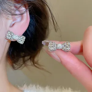 Orecchini A Lobo Eleganti Con Fiocco Rame Con Zirconia Cubica Perla Artificial Sintetica E Perno In Argento Stile Dolce