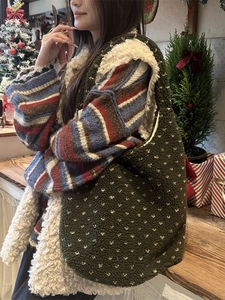 Sac fourre-tout en peluche vert foncé à motifs de cœurs blancs en décor de Noël