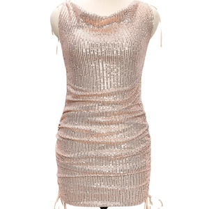 Robe moulante sexy à sequins champagne avec col en V, fronces et cordons réglables