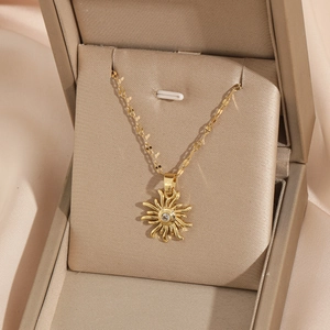 Collier chic avec pendentif soleil doré et zircone sur une chaîne élégante