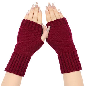 Detalle de guantes de punto color rojo vino sin dedos con textura de lana acrílica