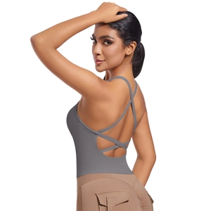 Détail de la brassière de yoga croisée et du legging cargo taille haute kaki