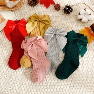 Cinq paires de chaussettes hautes côtelées pour bébé avec grands nœuds et couleurs d'automne