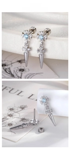 Nahaufnahme der Silber-Ohrringe mit Kreuz und Dolch, blauem Zirkon und Schraubverschluss