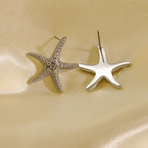 Boucles d'oreilles étoile de mer argentées avec texture perlée sur soie élégante
