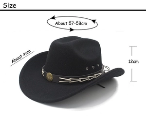 Dettaglio cappello da cowboy nero con fibbie dorate e dimensioni della corona