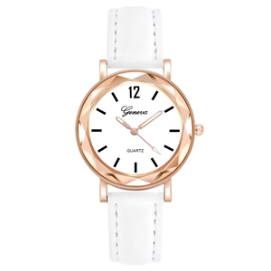 Montre à quartz femme en cuir blanc avec lunette facettée or rose et cadran blanc