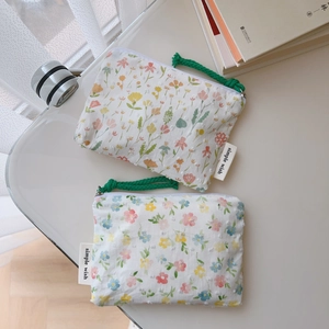 Floral cotton coin pouches with zippers and green pull cords in two stylish colors