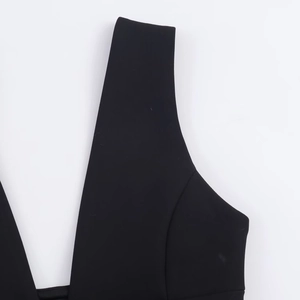 Modisches schwarzes Urlaubskleid mit Schleifenschmuck und tiefem V-Ausschnitt-Detail