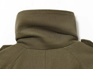 Detailansicht des olivgrünen Trenchcoats-Rückenkragens mit Köpergewebetextur