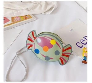 Détail du sac à bandoulière fille en cuir PU vert en forme de bonbon aux motifs colorés