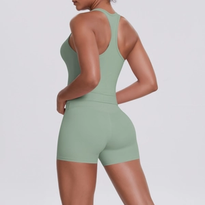Détail du soutien-gorge de sport dos nageur et short taille haute en tissu vert sauge