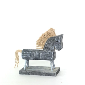 Dettaglio di statuetta di cavallo in legno vintage con criniera in canapa e finitura
