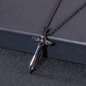 Gros plan d'un pendentif épée en acier noir avec crâne pour collier hip-hop pour homme