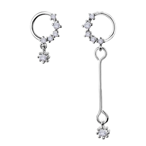 Détails de boucles d'oreilles asymétriques en argent serties de zircons cubiques brillants