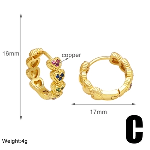 Détail de boucles d'oreilles cœur avec zircons colorés, plaqué or cuivre, taille 16x17mm