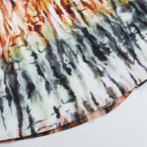 Vista macro dettagliata della trama del tessuto tie-dye e delle cuciture dell'orlo dell'abito