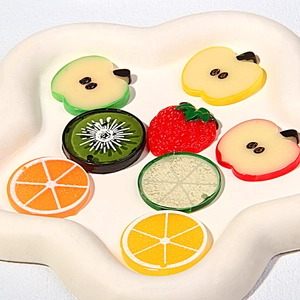 Lot de 8 accessoires de cheveux en résine en forme de fruits sur un plateau nuage