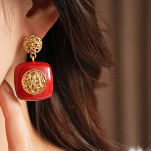 Eleganti orecchini vintage in smalto rosso con intricati dettagli in filigrana dorata