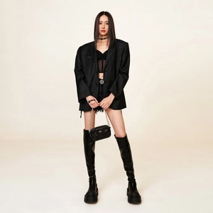 Pantaloncini denim rock a vita alta neri con blazer oversize e stivali platform