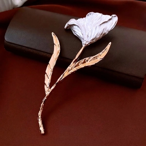 Broche tulipe élégante avec pétales blancs plissés et finition en métal doré