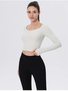 Detail von schmal geschnittenem Ripp-Langarm-Yoga-Oberteil mit Karree-Ausschnitt und Leggings