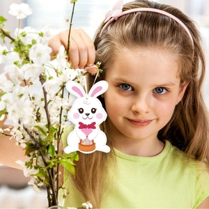 Décoration lapin de Pâques avec nœud rose et panier d'œufs pour ornement festif de printemps