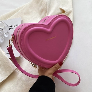 Dettaglio della borsa a cuore rosa in pelle PU con cerniera dorata e logo inciso