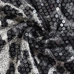 Gros plan sur le tissu à paillettes imprimé léopard avec détails de texture brillants