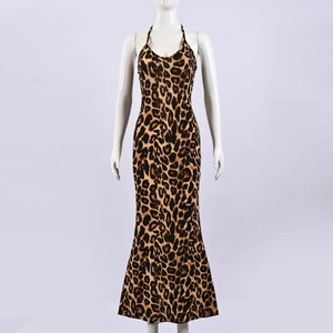 Details des Leopardenmusters und Halter-Ausschnitts an einem figurbetonten Maxikleid