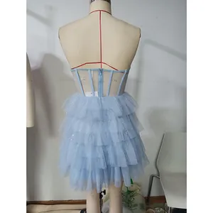 Détail d'une robe en tulle bleu clair avec bustier à paillettes et jupe à volants étagés