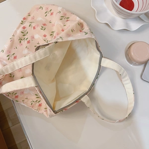 Detailansicht der rosa geblümten Canvas-Tasche mit Hasenmuster und Reißverschluss