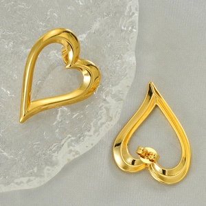 Boucles d'oreilles cœur évidé dorées polies avec un design géométrique minimaliste
