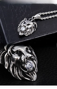 Dettaglio del ciondolo testa di leone in argento con zircone bianco e catena a corda